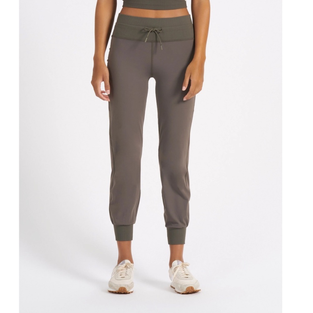 Vuori Daily Jogger in Oregano